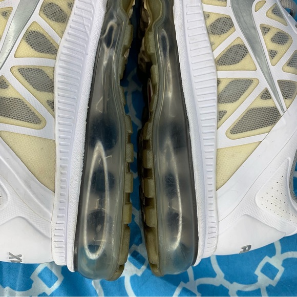 Nike Women’s size 8.5 Air Max 2011 White Silver low top wmns running sneakers og - Picture 8 of 11